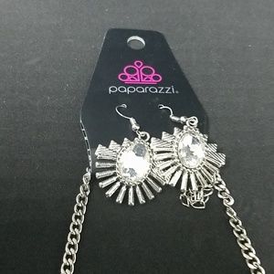 paparazzi Jewelry - NWT Paparazzi Silver Necklace & Earrings Set paparazzi Jewelry - NWT Paparazzi Silver Necklace & Earrings Set